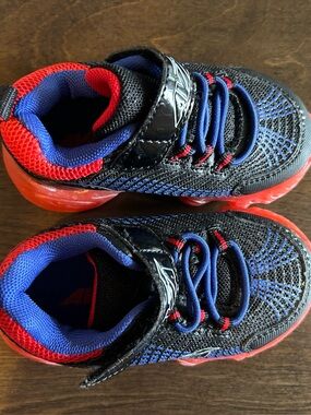Kids Avia Light Up Athletic Sneakers in Black & Red with Blue Accents Sz 5c